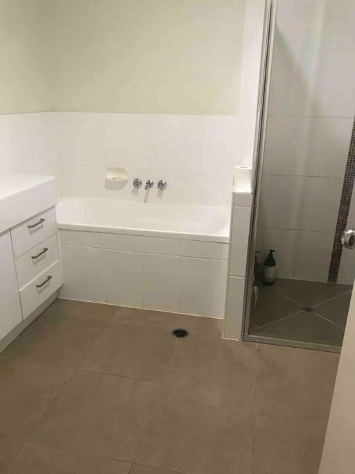 Room With Separate Bath In Shared Homestay เรดคลิฟฟ์ ภายนอก รูปภาพ
