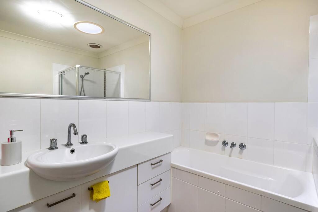 Room With Separate Bath In Shared Homestay เรดคลิฟฟ์ ภายนอก รูปภาพ