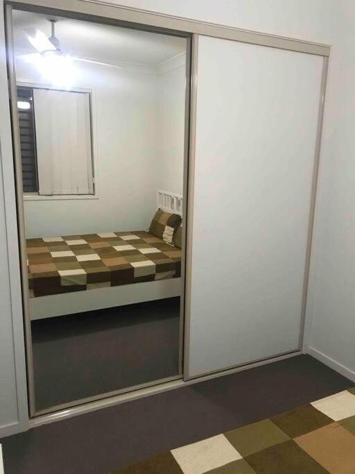 Room With Separate Bath In Shared Homestay เรดคลิฟฟ์ ภายนอก รูปภาพ