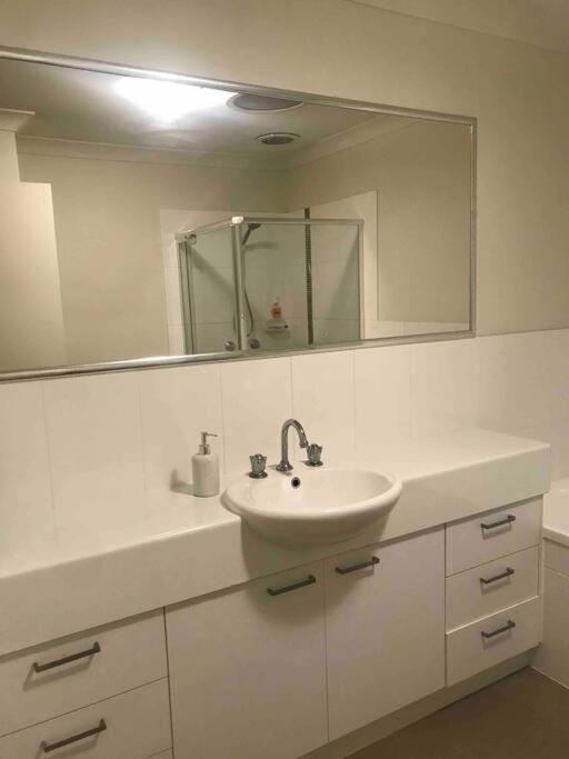 Room With Separate Bath In Shared Homestay เรดคลิฟฟ์ ภายนอก รูปภาพ