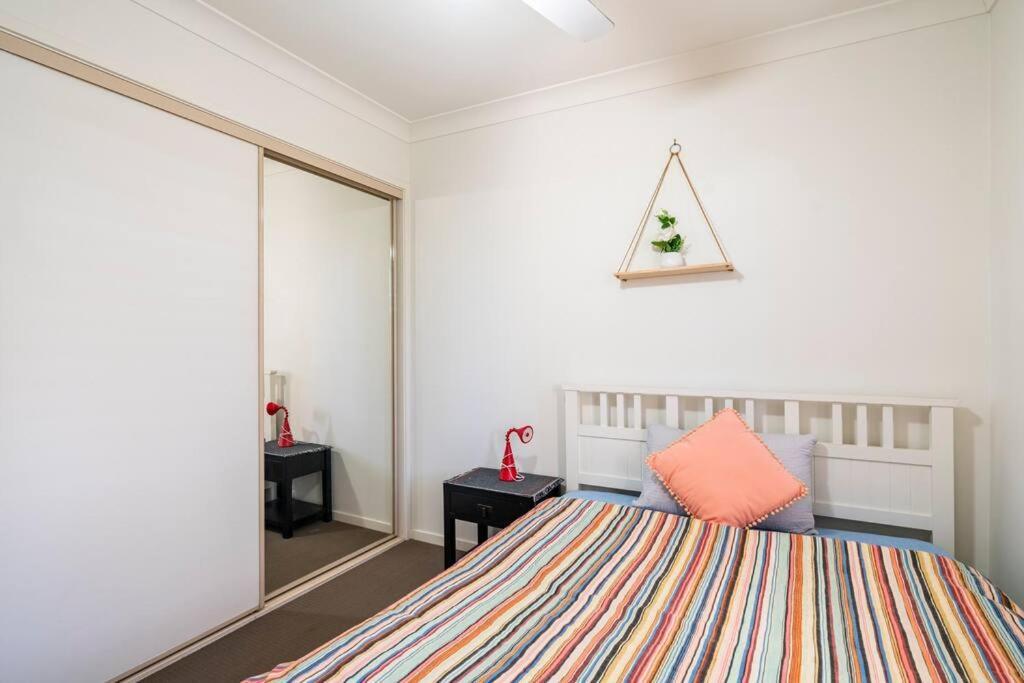 Room With Separate Bath In Shared Homestay เรดคลิฟฟ์ ภายนอก รูปภาพ